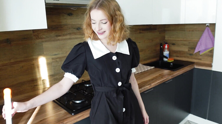 Рыжая русская служанка стонет от куни и трахается с работодателем