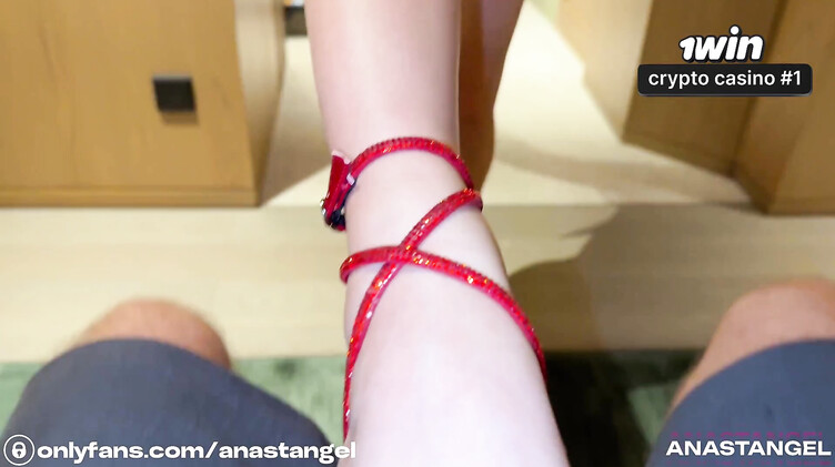 Сексуальная жена блондинка в красном платье ебется в отеле с любовником