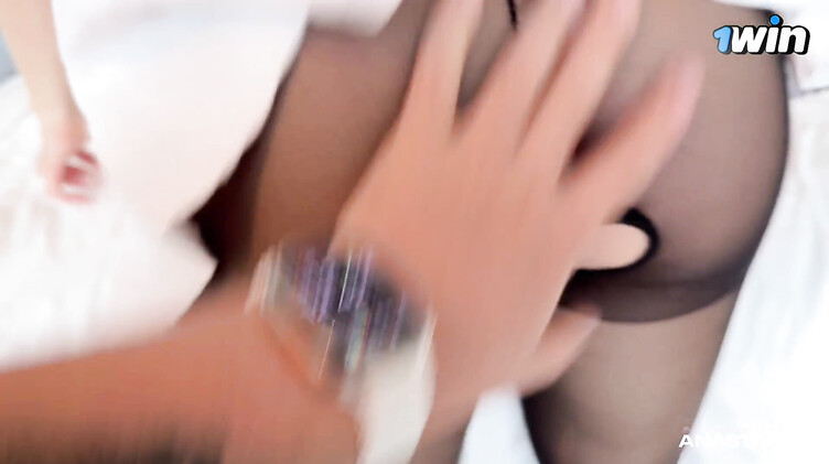 Грудастая блондинка в черных колготках трахается в отеле с парнем