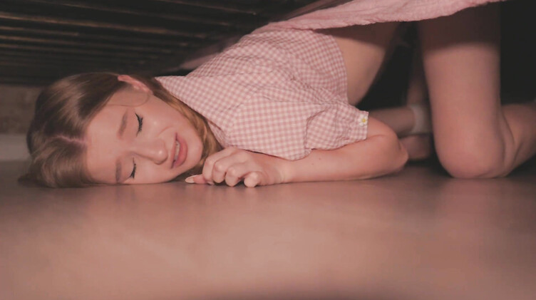 Она опять застряла под кровать в стрингах