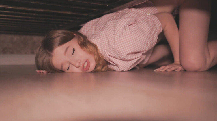 Она опять застряла под кровать в стрингах