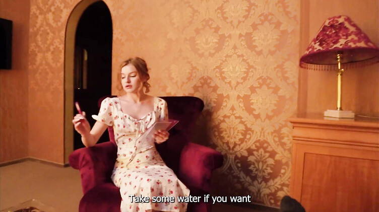 Девушка психолог учит клиента ебаться, комментируя каждый шаг