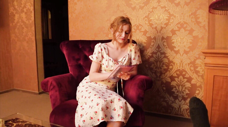 С сюжетом: Девушка психолог учит клиента ебаться, комментируя каждый шаг