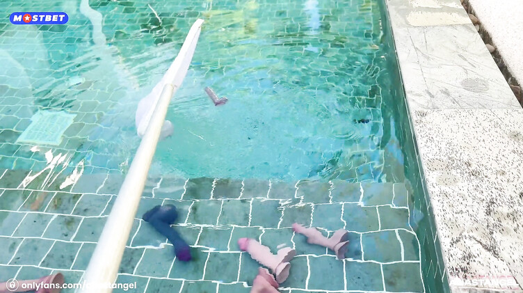 Светленькая нимфоманка соблазняет на еблю чистильщика бассейна