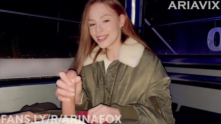 Рыжая красотка сосет член на колесе обозрения