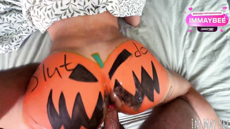 Парень трахает красивую тыковку ненасытной шлюшки на Хэллоуин