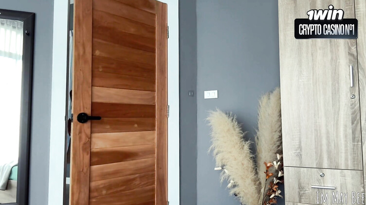 Виртуальный секс: красотка ImMayBee имитирует измену с парнем подруги