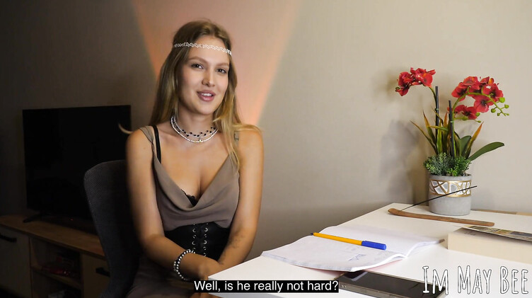 Соло: Девушка астролог сосет хуй и имитирует секс со зрителем