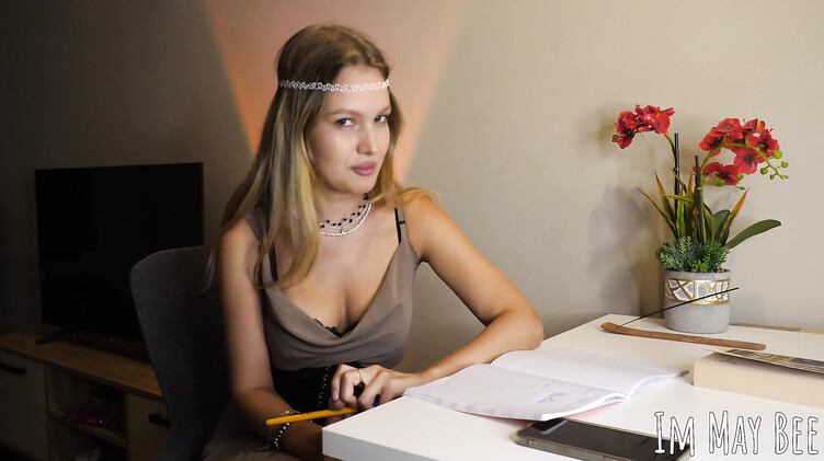 Девушка астролог сосет хуй и имитирует секс со зрителем