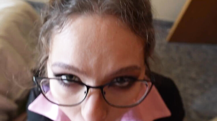 Мачеха и пасынок: Быстрый отсос от горячей мачехи с большим сливом на одежду