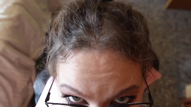 Быстрый отсос от горячей мачехи с большим сливом на одежду