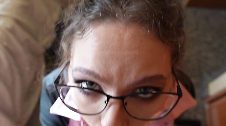 Быстрый отсос от горячей мачехи с большим сливом на одежду