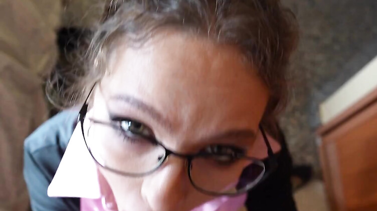 Быстрый отсос от горячей мачехи с большим сливом на одежду