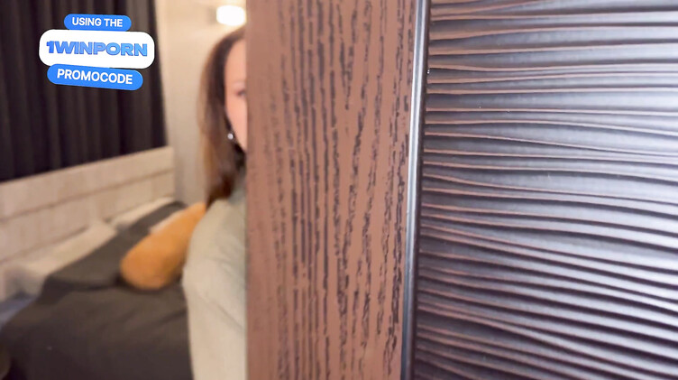 Пасынок вуайерист трахнул и кончил в попку мачехи пока бати нет дома