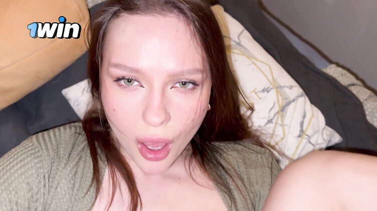 Пасынок вуайерист трахнул и кончил в попку мачехи пока бати нет дома