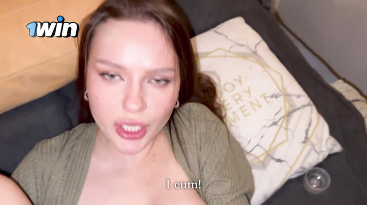 Пасынок вуайерист трахнул и кончил в попку мачехи пока бати нет дома