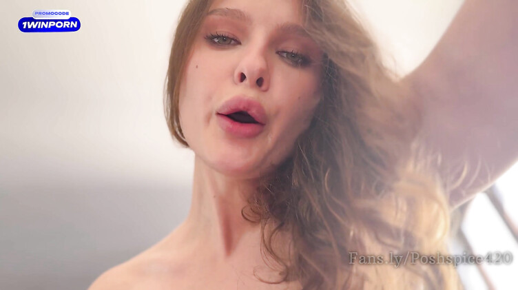 Мачеха анально насаживается на стояк в обратной наезднице и раздирает киску