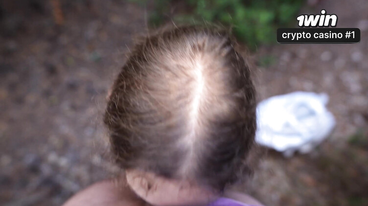 В лесу: Анально имеет незнакомку в кустах после минета