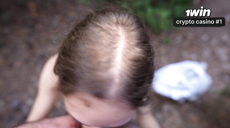 Анально имеет незнакомку в кустах после минета