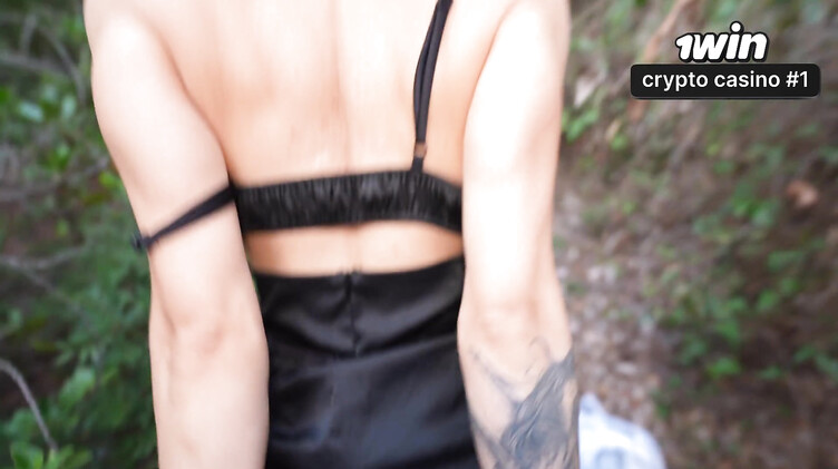 Анально имеет незнакомку в кустах после минета