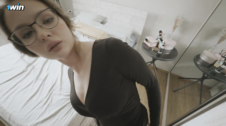 В очках: Русская мачеха дрочит член пасынка девственника перед его свиданием с девушкой