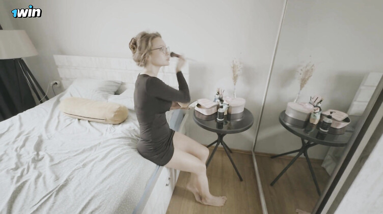 Русская мачеха дрочит член пасынка девственника перед его свиданием с девушкой