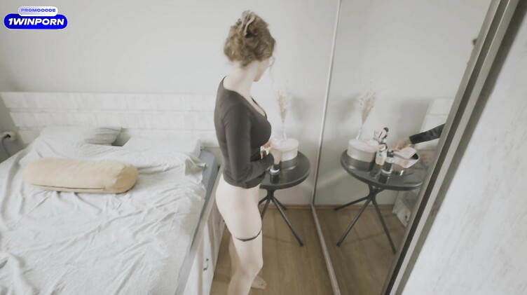 Русская мачеха дрочит член пасынка девственника перед его свиданием с девушкой