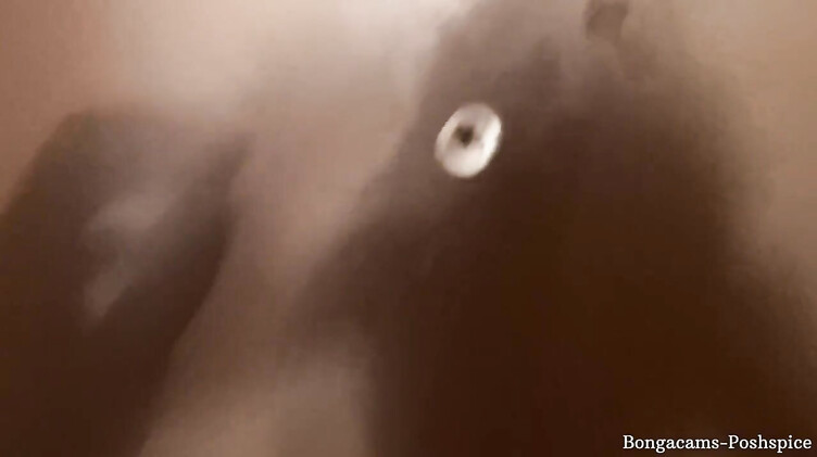 Студентка отсосала преподу ради зачета, пока жена спала