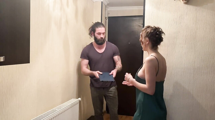 Неверная жена жадно отсасывает член другу мужа