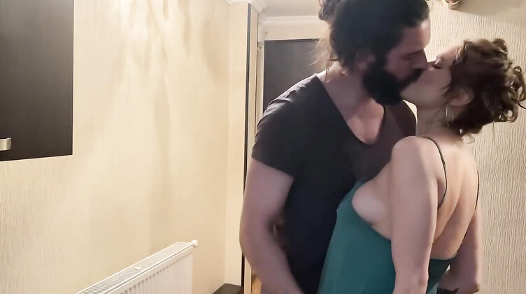 Неверная жена жадно отсасывает член другу мужа