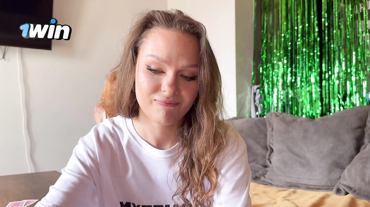 Проигравшая в карты девчонка сосет член брата своей лучшей подруги