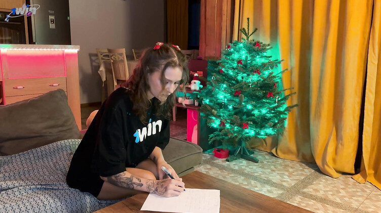 Санта Клаус подарил русской девушке анальную елку и секс в попку