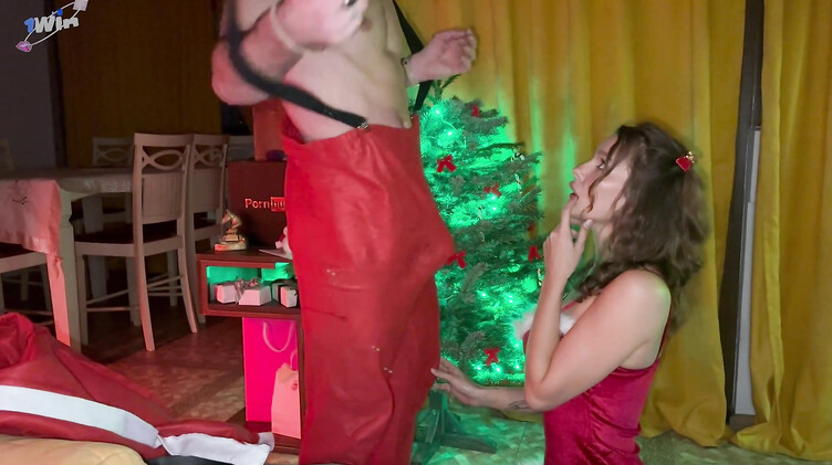 Posh Spicy: Санта Клаус подарил русской девушке анальную елку и секс в попку