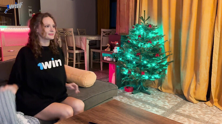 Санта Клаус подарил русской девушке анальную елку и секс в попку