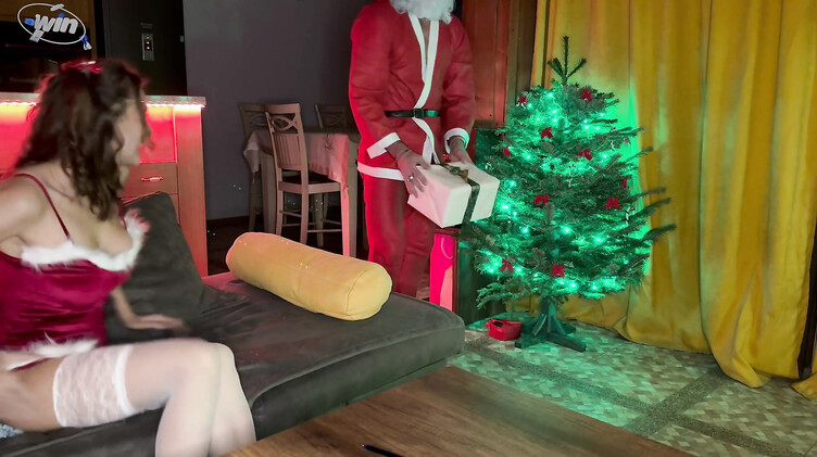 Санта Клаус подарил русской девушке анальную елку и секс в попку