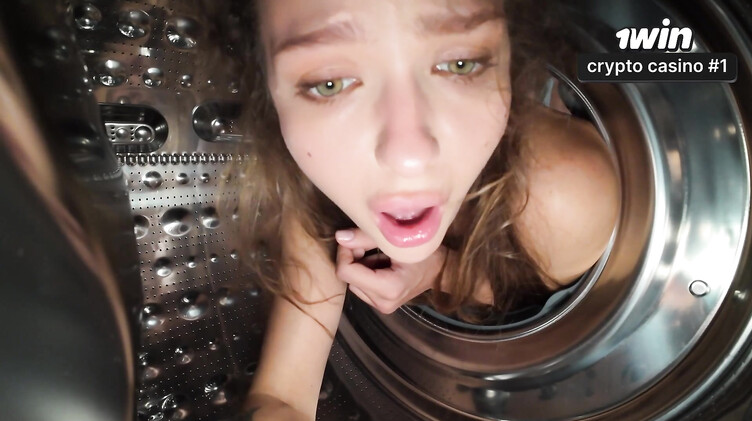 Застряла: Сводный брат трахает в попку застрявшую в стиралке красивую сестренку