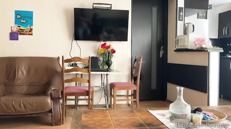 Короткая стрижка: Пош Спайси неохотно делает бойфренду минет от первого лица