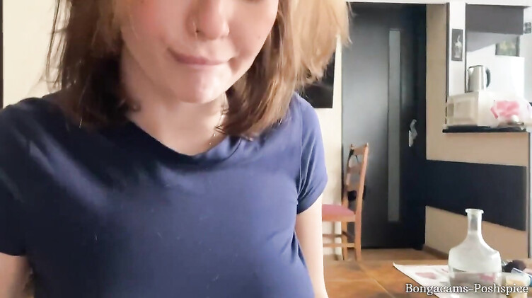 Короткая стрижка: Пош Спайси неохотно делает бойфренду минет от первого лица