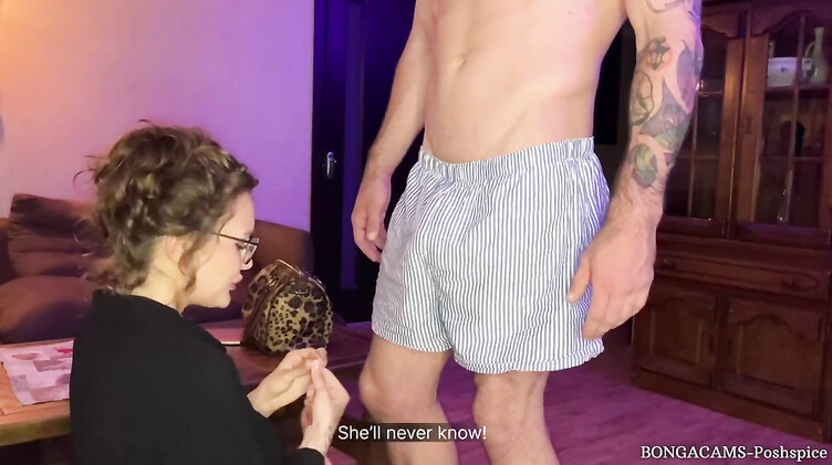 Лижет яйца: Подруга невесты отсосала жениху, снимая мерки на свадебный костюм