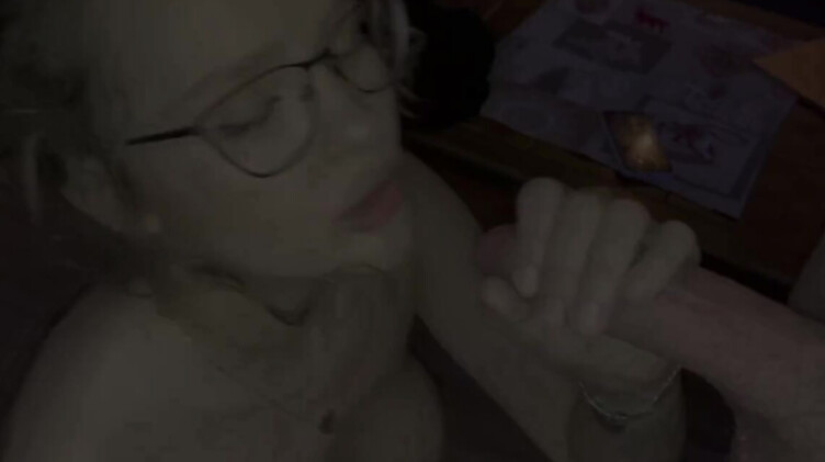 Большие члены: Подруга невесты отсосала жениху, снимая мерки на свадебный костюм