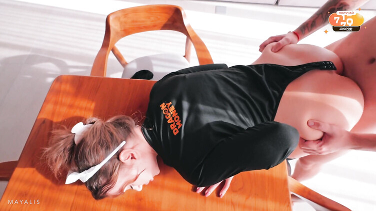 Жена попросила служанку отдраить дом и трахнуть ее мужа