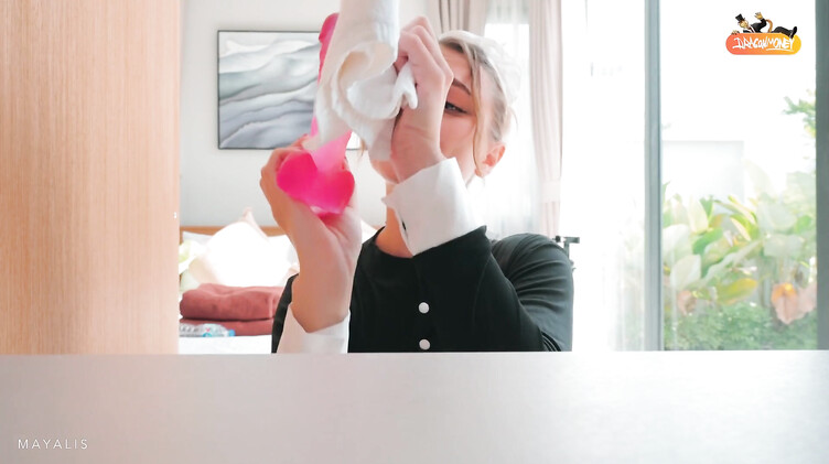 Жена попросила служанку отдраить дом и трахнуть ее мужа