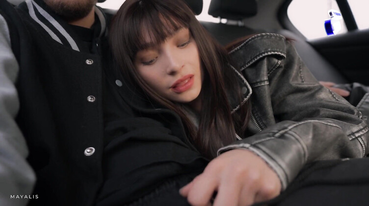 Молодая брюнетка сосет член своего парня во время поездки в такси на заднем сиденье
