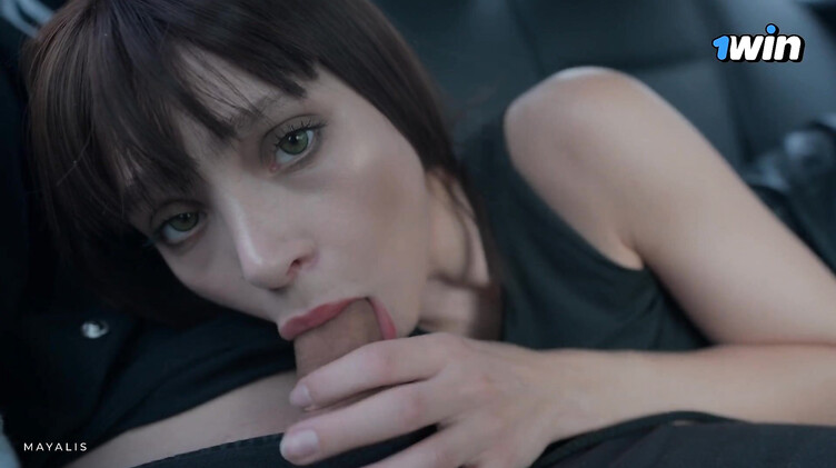 Молодая брюнетка сосет член своего парня во время поездки в такси на заднем сиденье