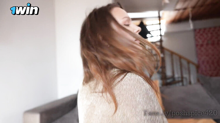 Красотка падчерица дала в попу отчиму за разрешение пойти на тусовку