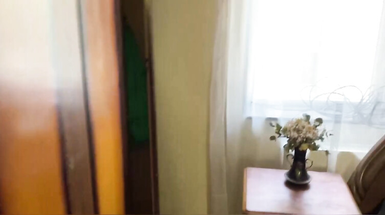 Отчим застукал падчерицу с вибратором, вылизал киску и трахнул ее