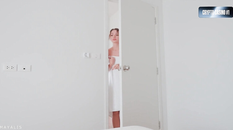 Игривая русская соседка приняла душ и скачет на члене в презервативе