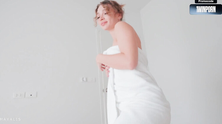 Стройные: Игривая русская соседка приняла душ и скачет на члене в презервативе