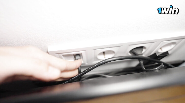 Молодая жена трахается с электриком, пока муж в ванной