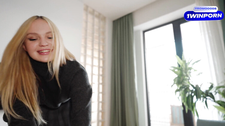 Молодая жена трахается с электриком, пока муж в ванной